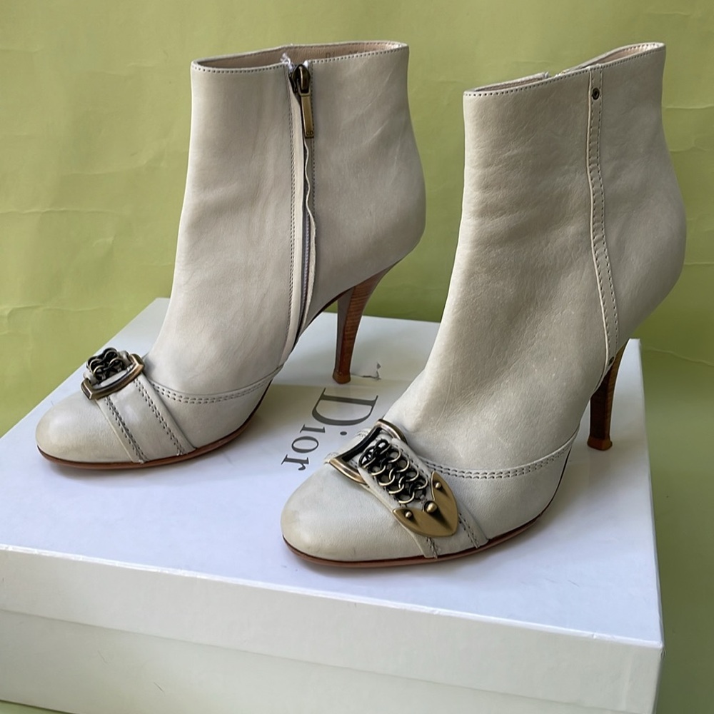 Vintage light gray/silver Dior all leather booties in original box - Picture 2 of 16